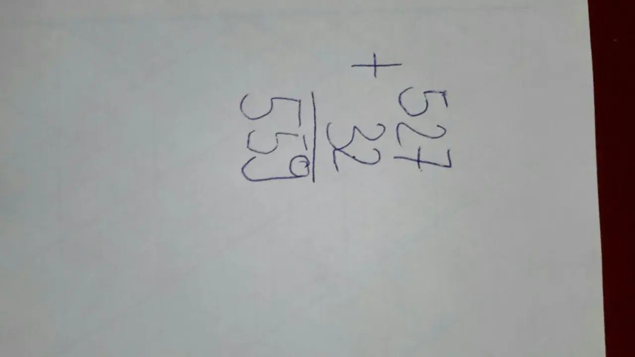 Dodawanie pisemne: 527 + 32 = 559. Wynik jest poprawny.