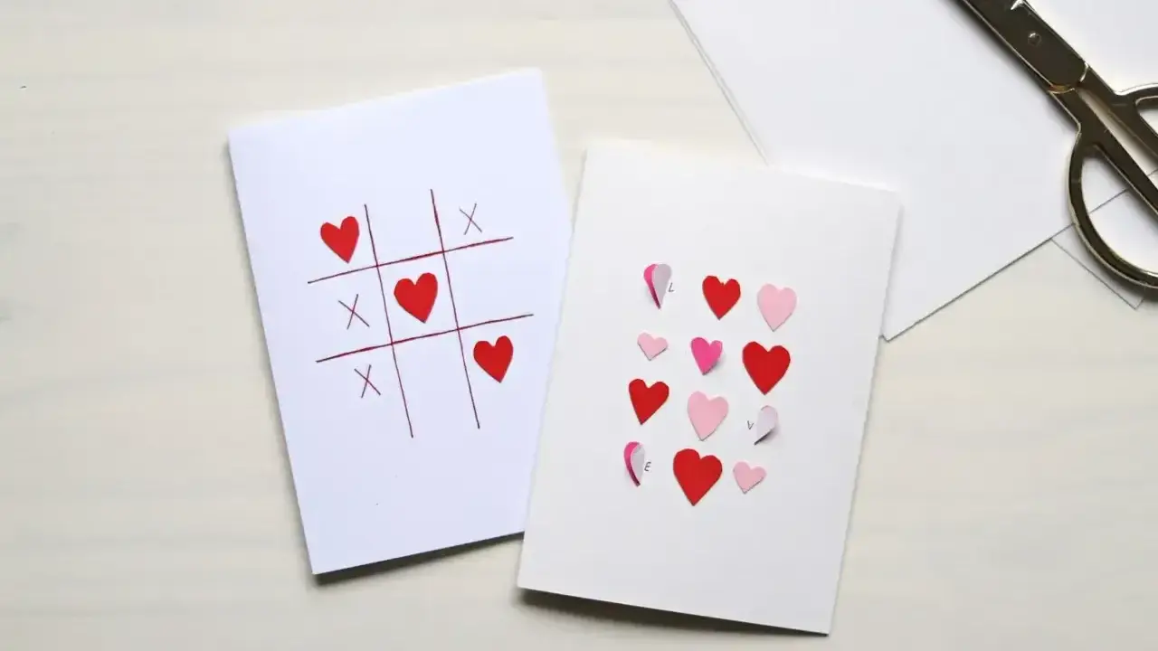 Ręcznie robione pomysły na kartki walentynkowe: gra w kółko i krzyżyk z serduszkami oraz kartka z serduszkami tworzącymi napis LOVE.