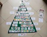 Piramida matematyczna z produktami spożywczymi: od nabiału i warzyw po orzechy i przyprawy.