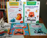 Kolorowe książeczki i torba z serii "Bazgraki" zachęcają do nauki przez zabawę. To świetne ćwiczenia literek i matematyki dla najmłodszych.