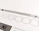 Na papierze widnieje sześć pustych tarcz, a na pierwszym z nich widnieje cyfra 6. Obok znajduje się pasek z numerem 17.