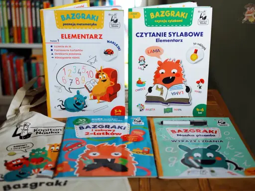 Kolorowe książeczki i torba z serii "Bazgraki" zachęcają do nauki przez zabawę. To świetne ćwiczenia literek i matematyki dla najmłodszych.