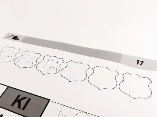 Na papierze widnieje sześć pustych tarcz, a na pierwszym z nich widnieje cyfra 6. Obok znajduje się pasek z numerem 17.