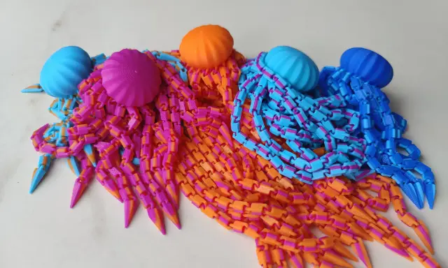 Kolorowe, drukowane 3D meduzy z ruchomymi mackami, idealne do zabawy.