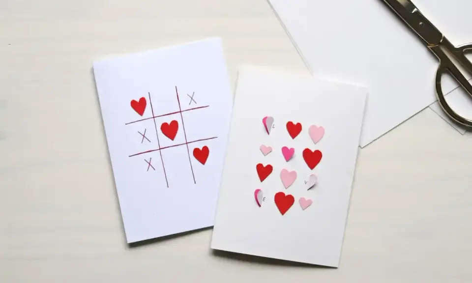 Ręcznie robione pomysły na kartki walentynkowe: gra w kółko i krzyżyk z serduszkami oraz kartka z serduszkami tworzącymi napis LOVE.